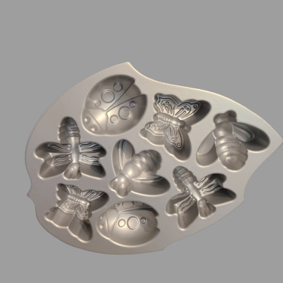 *Nordicware Backyard Bugs Baking Pan - Picture 1 of 2